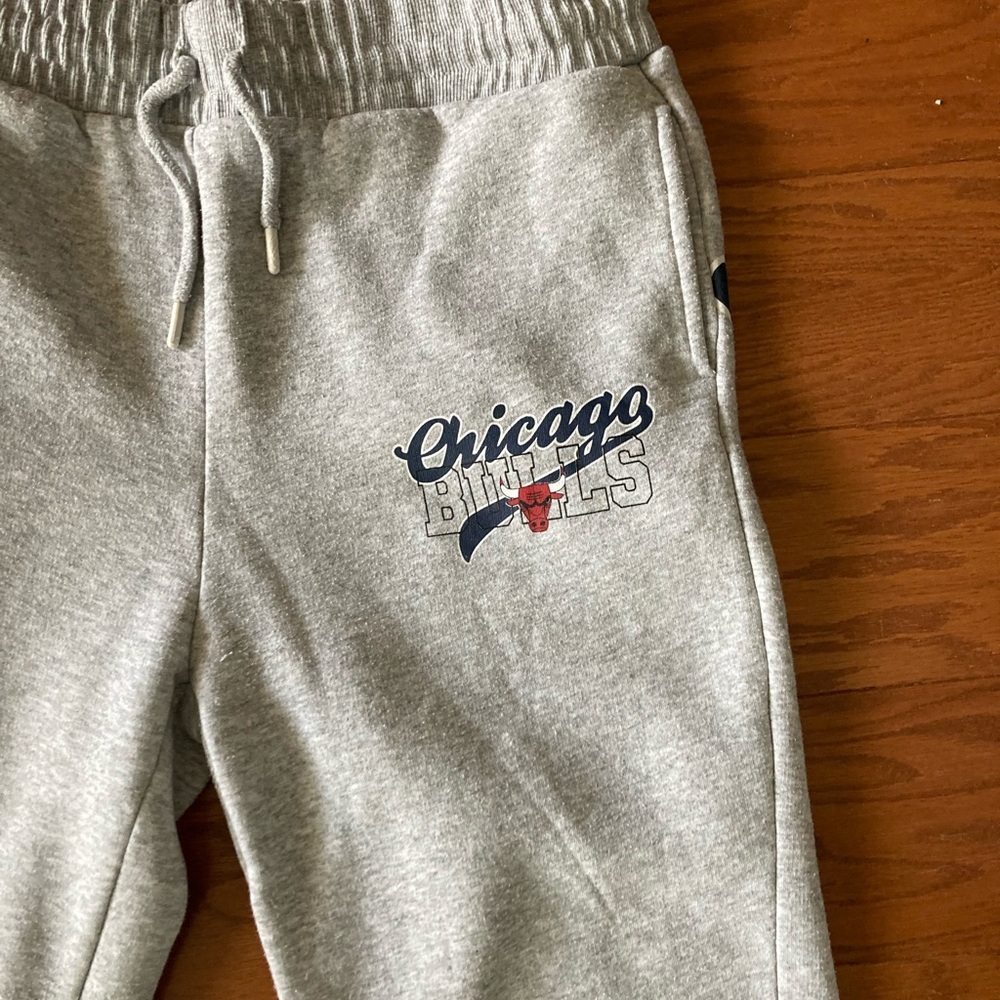 NBA Chicago Bulls Joggers Drawstring Waist Sweatpants Size EU L Gray Black - Picture 2 of 9